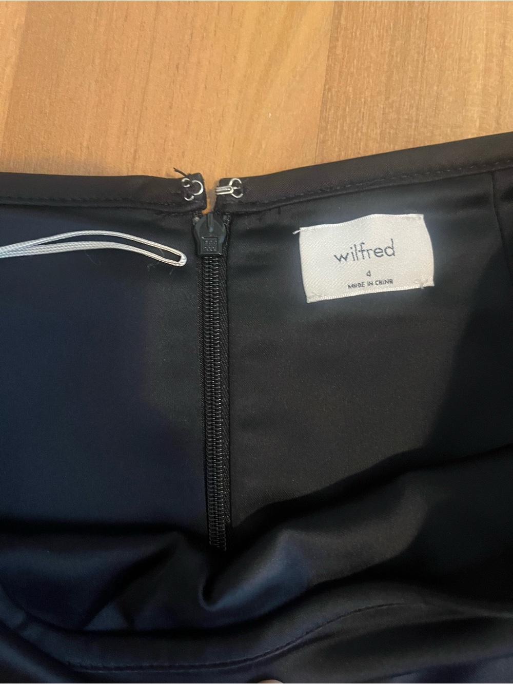Aritzia x Wilfred - "Tavern" Classic Shiny Black Women’s mini Skirt - Picture 3 of 4